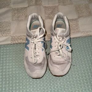 Women’s New Balance 574 sneakers size 8 Only worn a few times.
